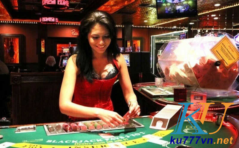 Mỗi bàn chơi trong casino sẽ có một nhân viên chia bài